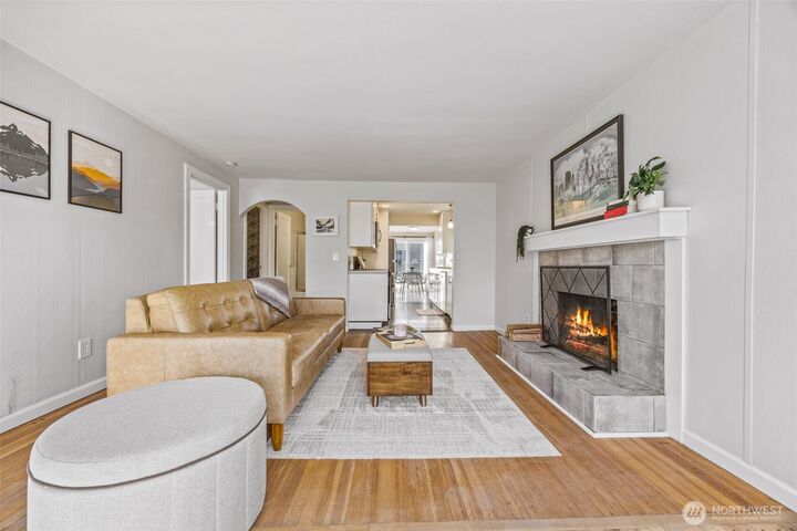 Property Photo:  10332  Midvale Avenue N  WA 98133 