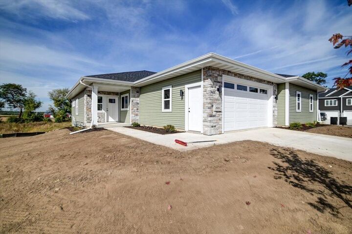 Property Photo: 1520 Palm Grass Way WI 53589