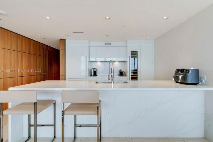 Property Photo: 465 Brickell Ave 4801 FL 33131