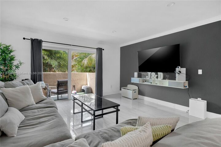 Property Photo:  9956 SW 88th St 128-1  FL 33176 
