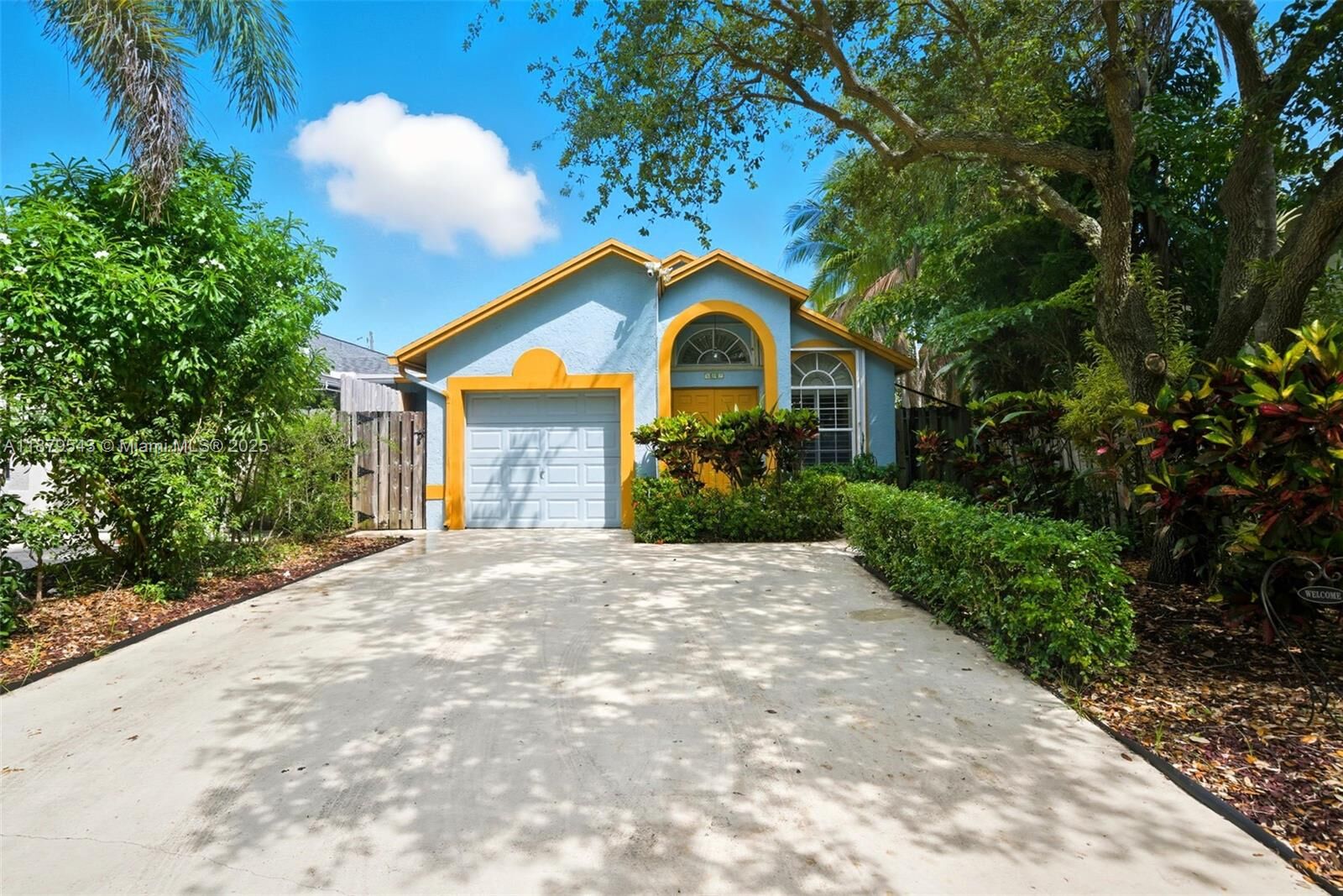 Property Photo:  605 SW 15th St  FL 33315 