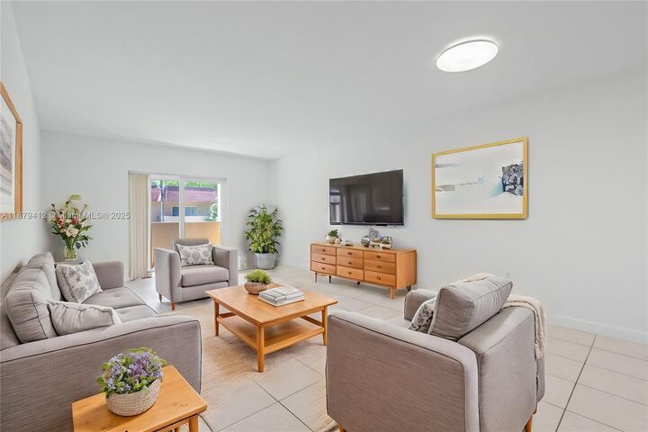 Property Photo:  9952 SW 88th St 9952  FL 33176 