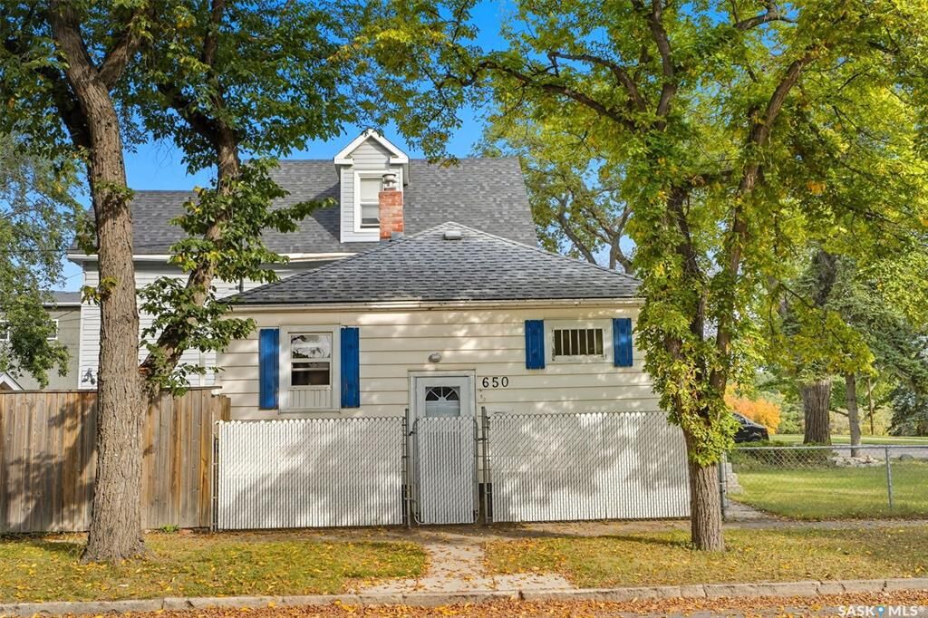 Property Photo: 650 Spadina Crescent W SK S7M 1P1