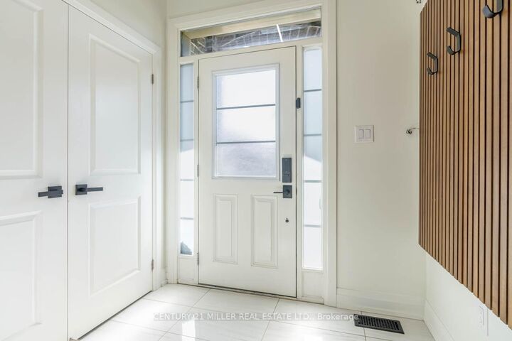 Photo de la propriété: 477 Izumi Gate ON L9E 1J7