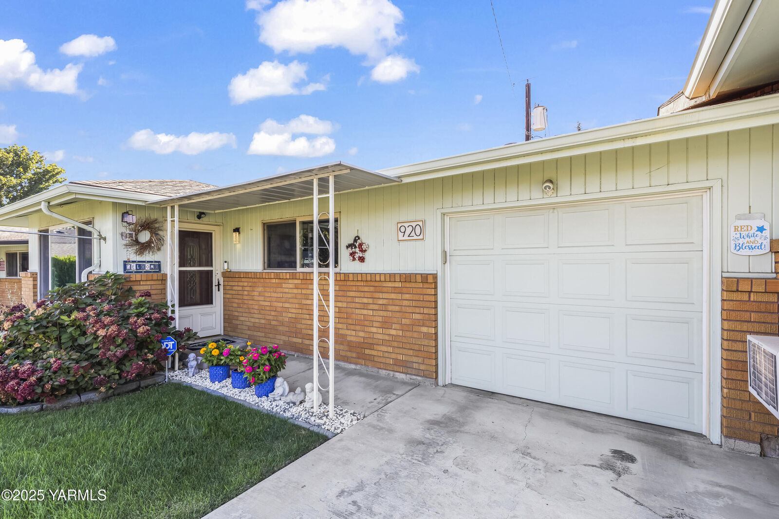Property Photo:  920 S 41st Ave 7  WA 98908 