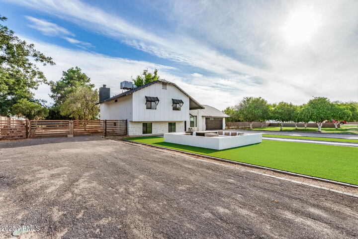 Property Photo:  2223 E Claxton Street  AZ 85297 
