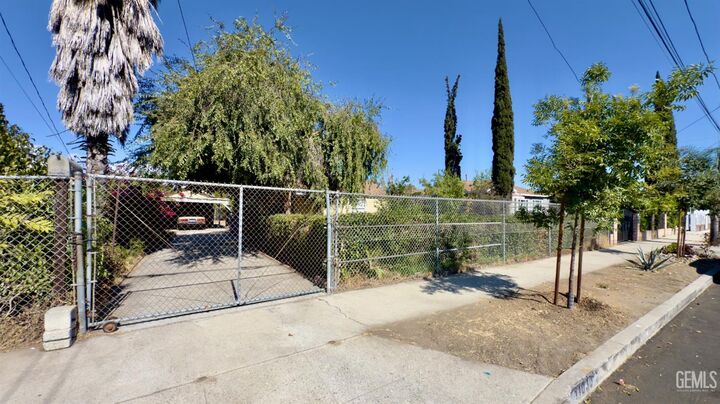 Property Photo:  11030 De Garmo Avenue  CA 91331 
