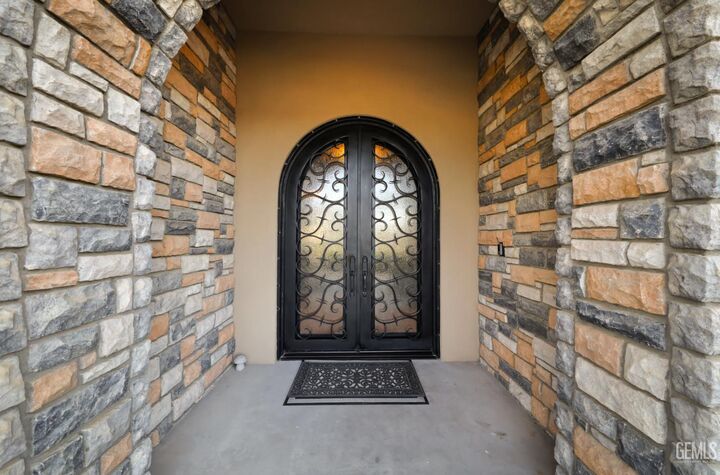 Property Photo:  15027 Henderson Avenue  CA 93314 