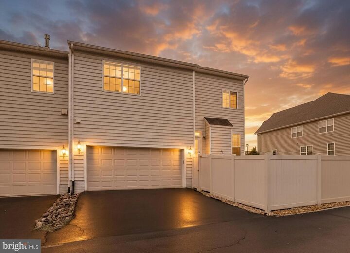 Property Photo:  25184 Crested Wheat Drive  VA 20105 