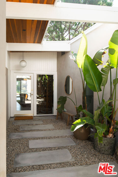 Property Photo:  2102 Ridgemont Dr  CA 90046 