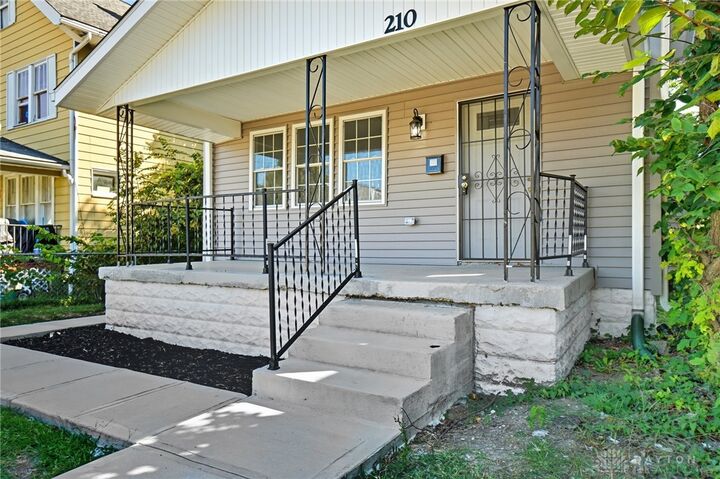 Property Photo: 210 N Oakley Avenue OH 43204