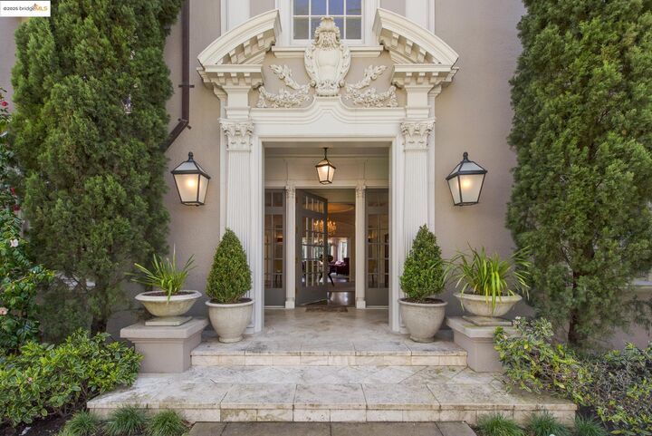 Property Photo: 44 Farragut Ave CA 94610