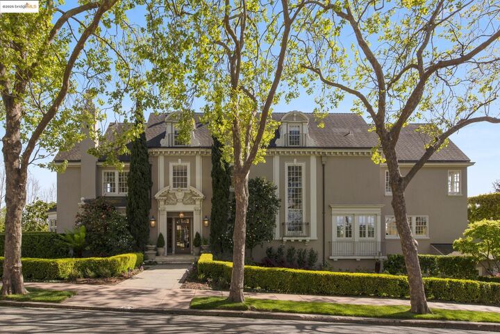 Property Photo:  44 Farragut Ave  CA 94610