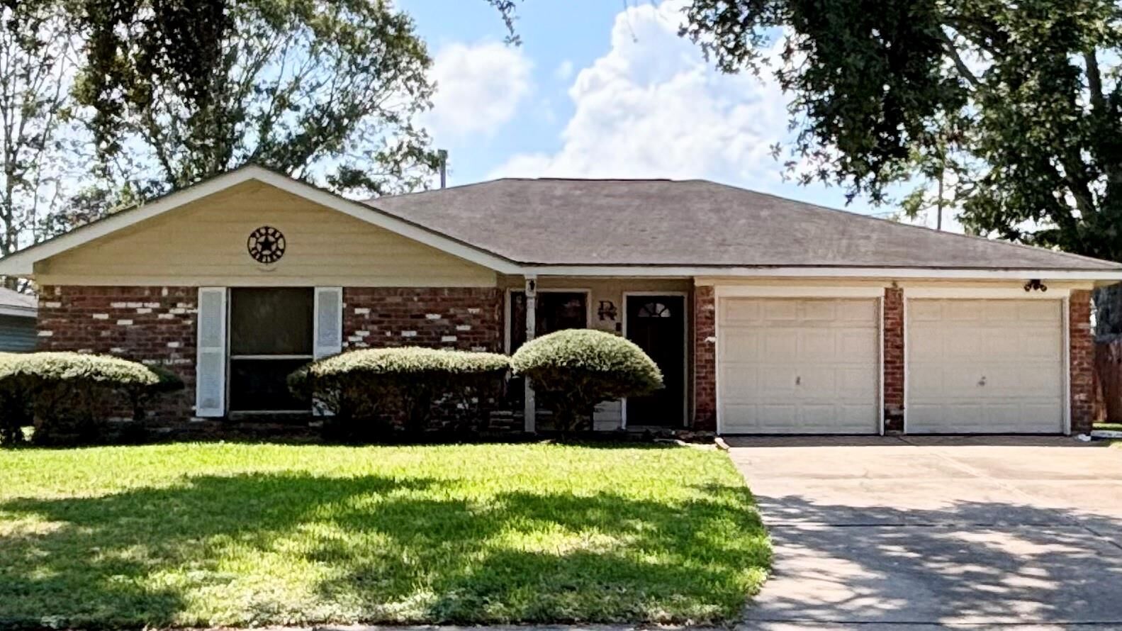 Property Photo:  324 Pine S Street  TX 77566 