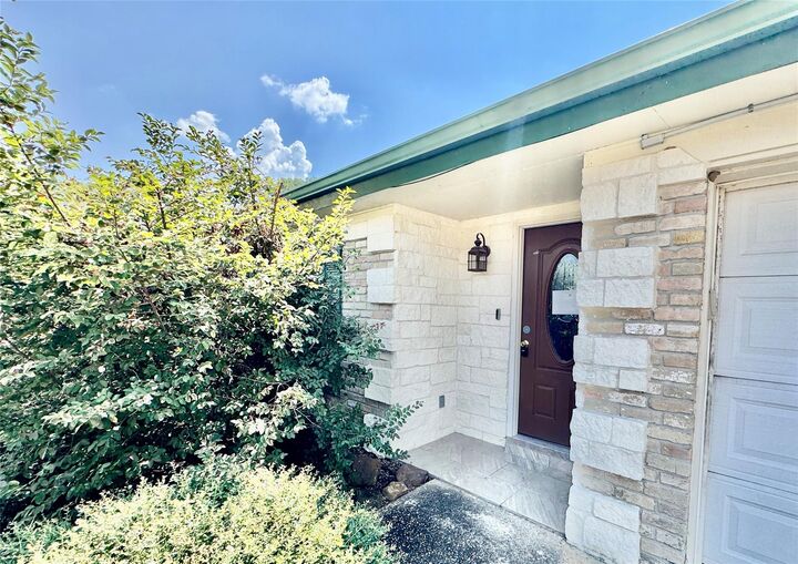 Property Photo:  912 S 21st Street  TX 77627 
