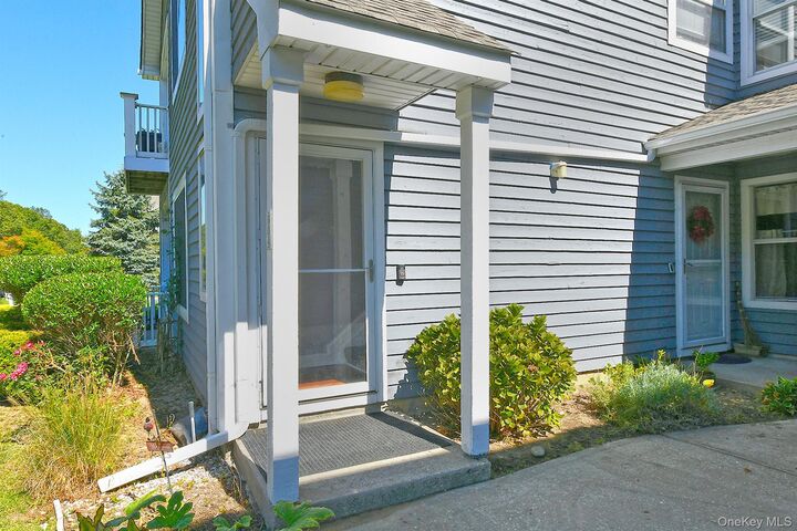 Property Photo:  804 Birchwood Park Drive 7  NY 11953 