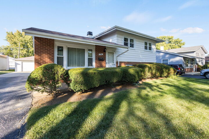 Property Photo: 2306 Kingfisher Lane IL 60008