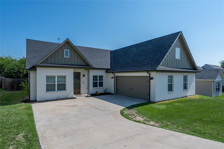 Property Photo: 321 Hillcroft Road TX 76108