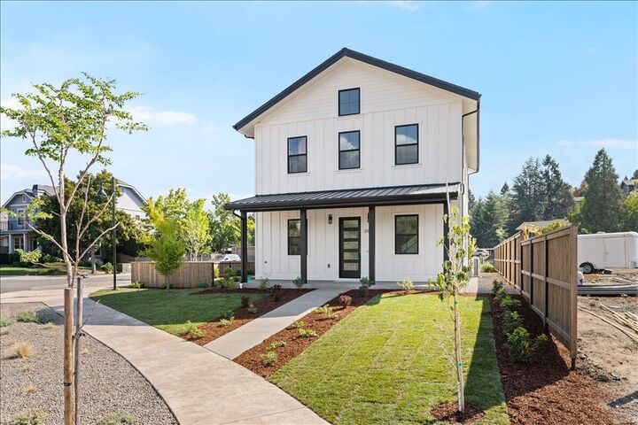 390 Briscoe Place  Ashland OR 97520 photo