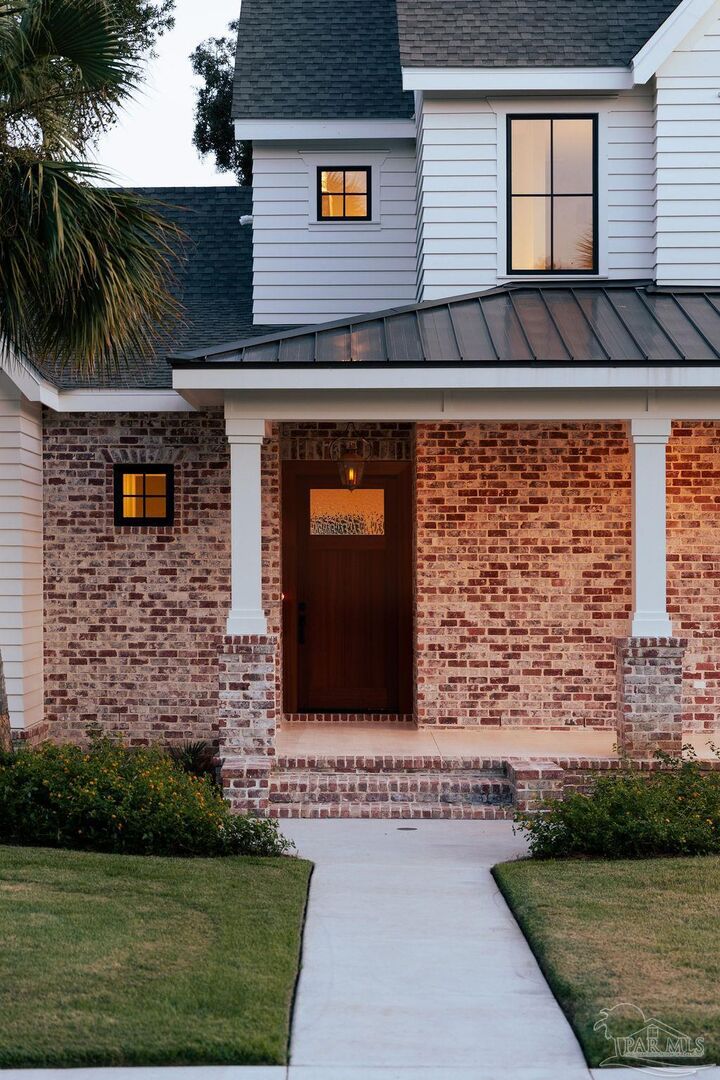 Property Photo: 1611 E Gadsden St FL 32501
