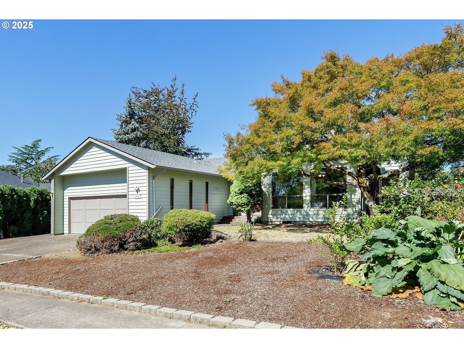 Property Photo:  2307 SW 24th St  OR 97080 
