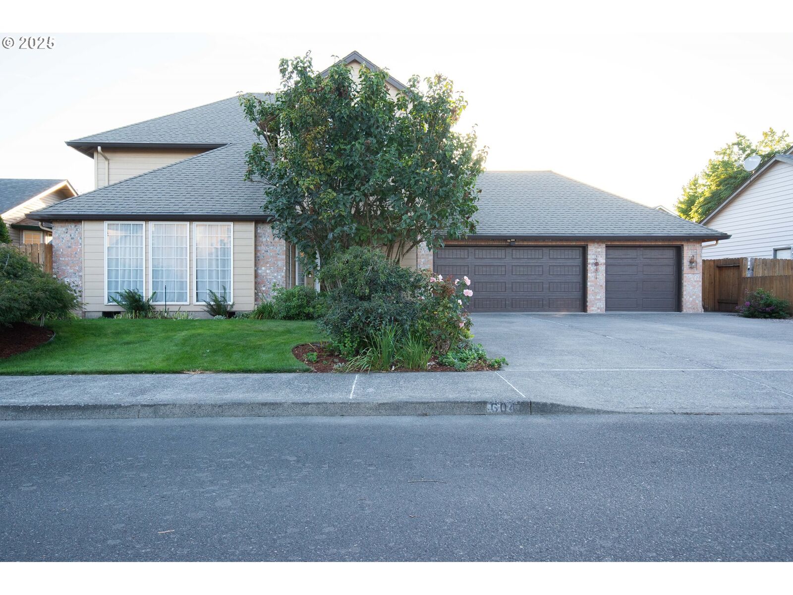 Property Photo:  604 NE 156th Ave  WA 98684 