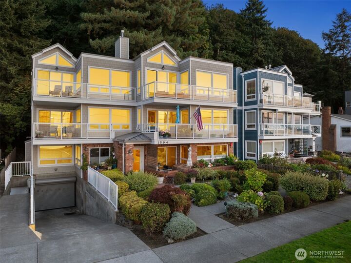 Property Photo: 1594 Alki Avenue SW 302 WA 98116
