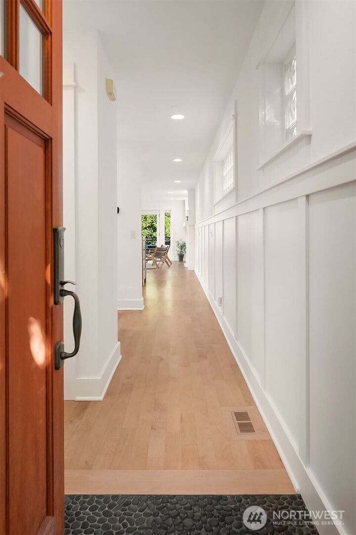 Property Photo: 2720 Nob Hill Avenue N WA 98109