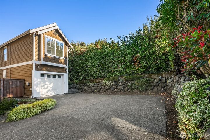 Property Photo: 2720 Nob Hill Avenue N WA 98109