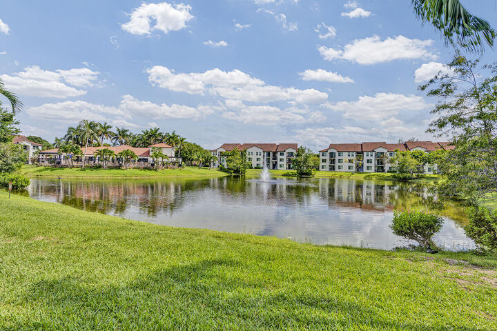 Property Photo:  521 Villa Circle 521  FL 33435 