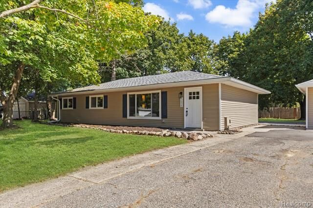 Property Photo:  5698 Everest Drive  MI 48346 