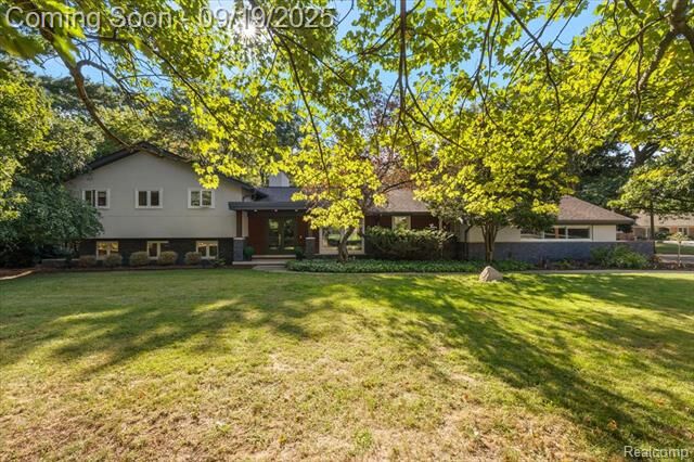 Property Photo: 7315 Lindenmere Drive MI 48301