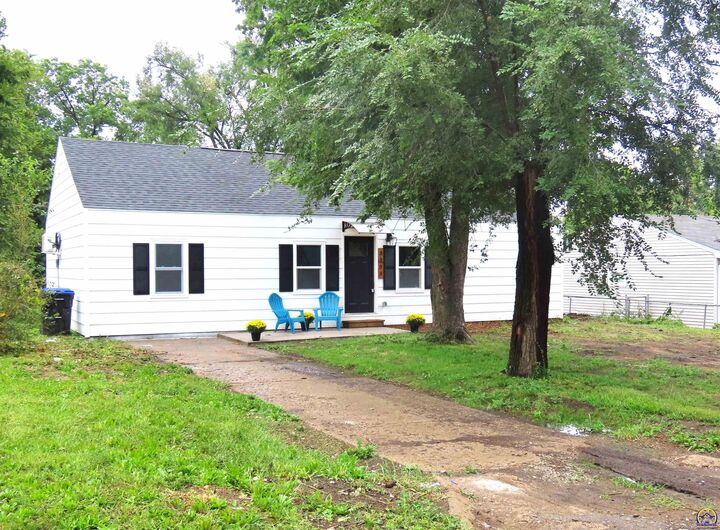 Property Photo: 3304 SE Colfax St KS 66605