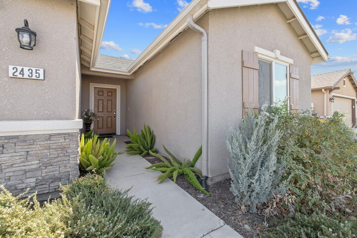 Property Photo:  2435 Vintage Place  CA 93230 