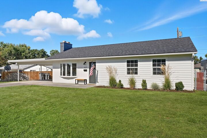 Property Photo:  627 N Cedar Ave  WA 99352 