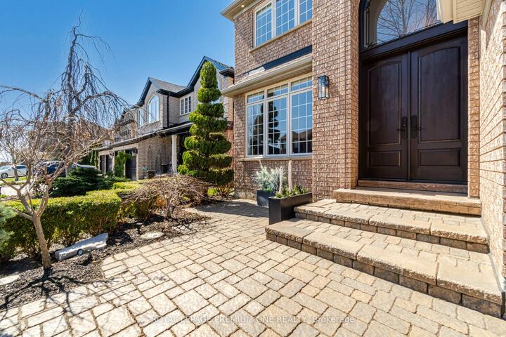 Photo de la propriété:  60 Julia Valentina Avenue  ON L4H 1Y9 