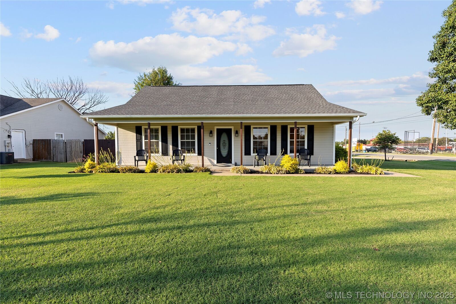 Property Photo:  907 NE 4th Street  OK 74467 