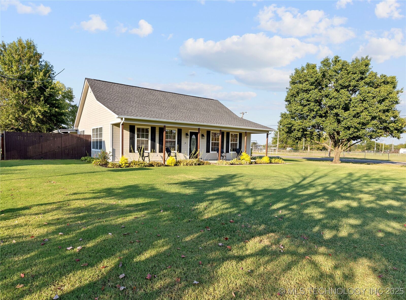 Property Photo: 907 NE 4th Street OK 74467