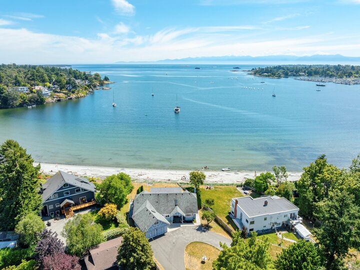 Property Photo: 3905B Cadboro Bay Rd BC V8N 4G3
