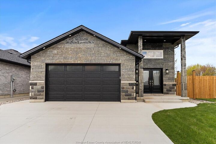 199 Thomas Avenue  Wallaceburg ON N8A 5H6 photo