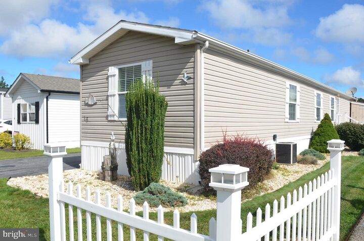 Property Photo: 16 Colonial Lane 53536 DE 19971