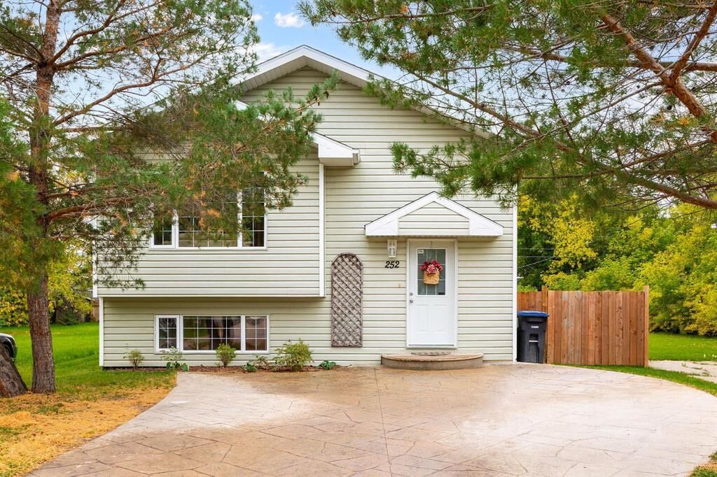 Property Photo: 252 Home Street MB R5G 0E5