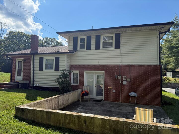 Property Photo:  1102 N Justice Street  NC 28791 