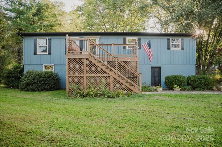 Property Photo: 20 Ridgeway Drive NC 28731