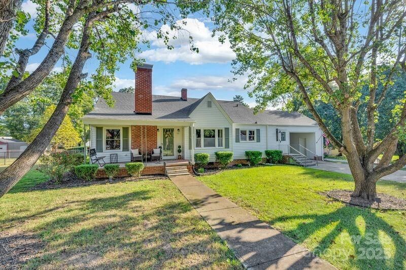 Property Photo:  121 Anderson Avenue  SC 29372 