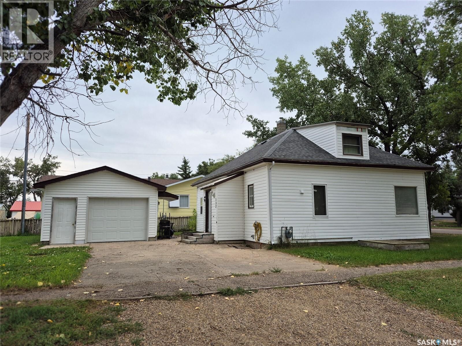 Property Photo:  137 2nd Street W  SK S0N 1Z0 