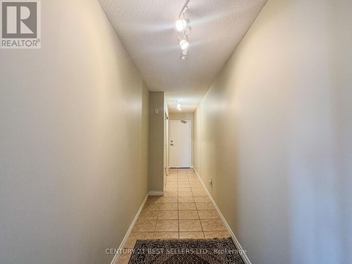 Property Photo:  3650 Kaneff Crescent 1803  ON L5A 4A1 