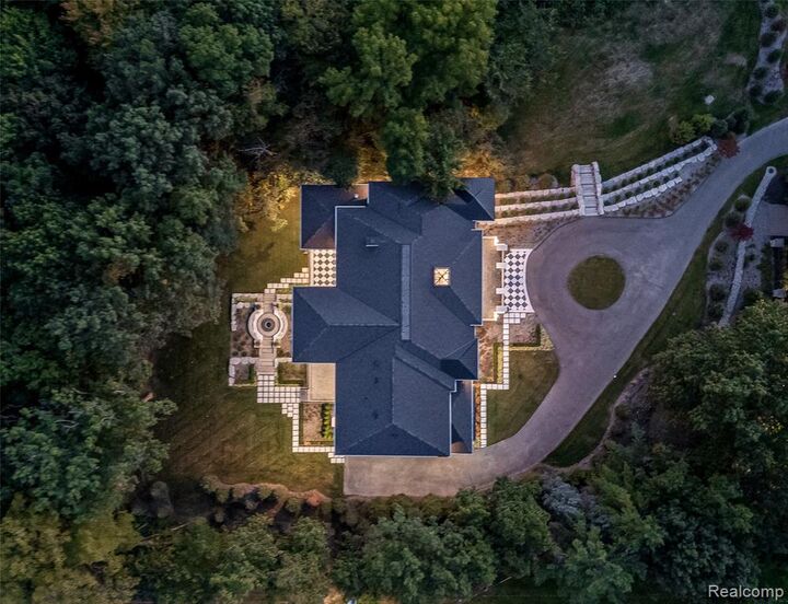 Property Photo: 559 Barrington Park Drive MI 48304