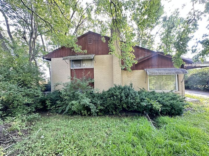 Property Photo: 9049 N Greenwood Avenue IL 60714