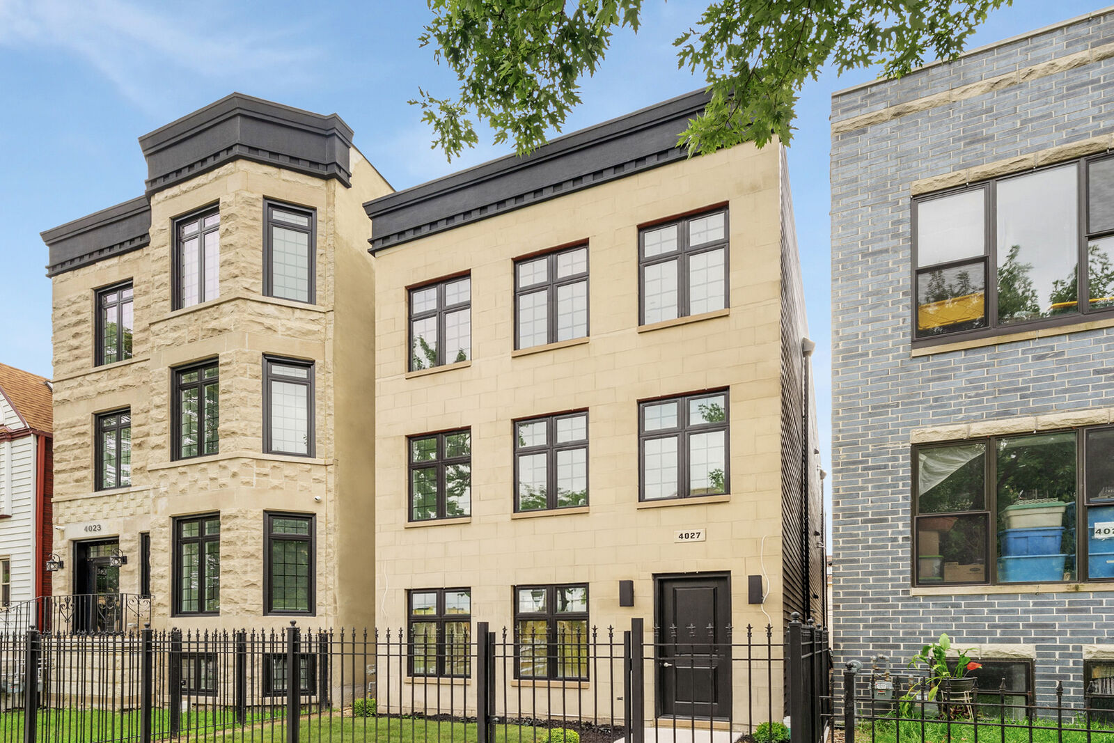 Property Photo:  4027 S Vincennes Avenue 2  IL 60653 